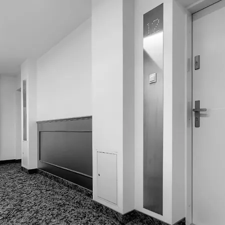 Space Deluxe Apartments In Old Town דירה *